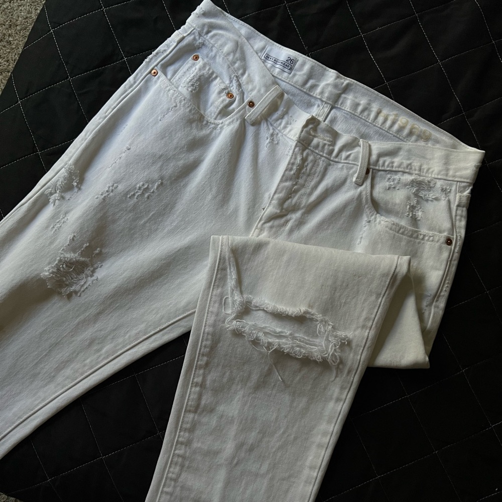 Sexy boyfriends cut jeans